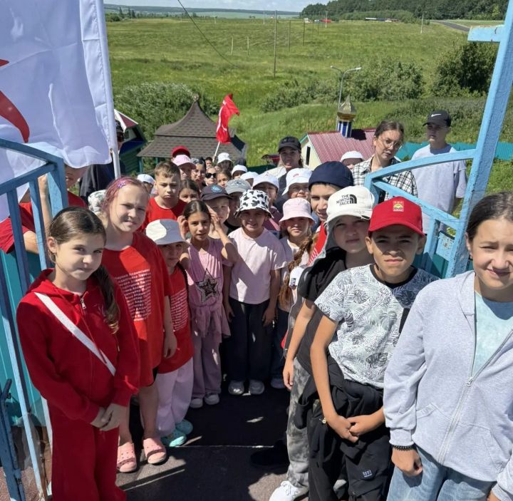Команда «Движения Первых» в «Чайке» Дрожжановского района совершили поход-экскурсию на родник