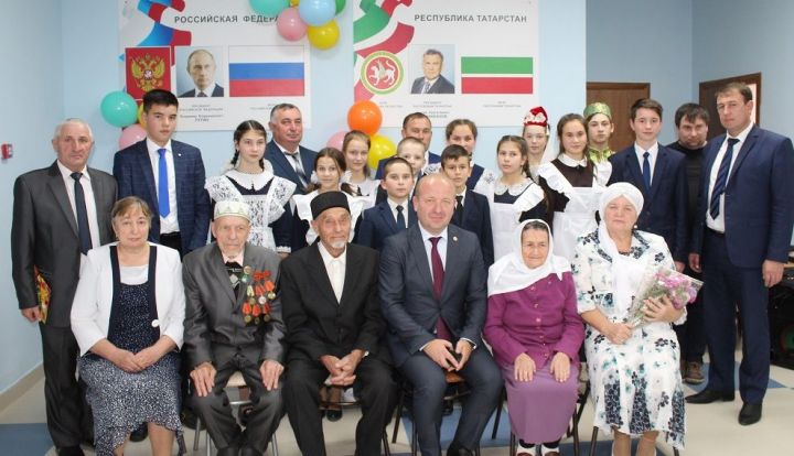 Глава района Марат Гафаров &nbsp;посетил ряд торжественных мероприятий посвященных  Дню Учителя
