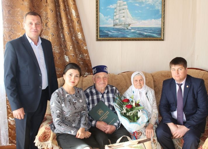 Супругов Шарафутдиновых и Кривошеевых из Дрожжановского района  поздравили с бриллиантовой свадьбой