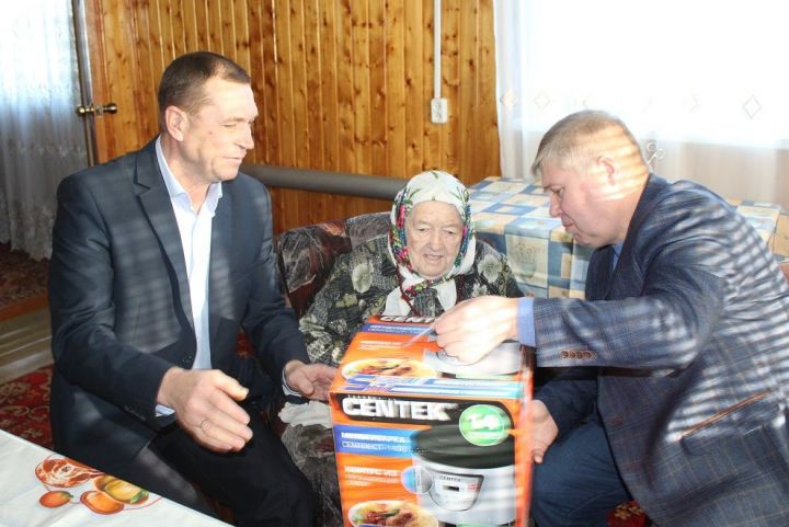 Жительницу  деревни Татарская Бездна Дрожжановского района  поздравили с юбилеем