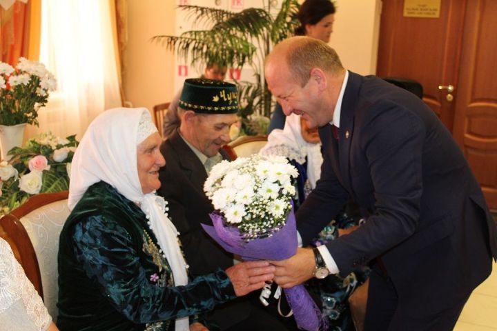 Поздравление Главы Дрожжановского района Марата Гафарова с днём Матери