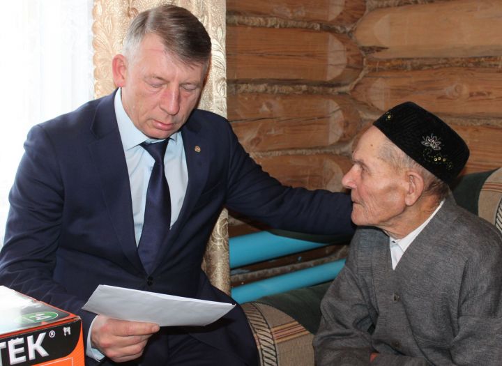 Дедушка известной российской певицы Гузель Хасановой в Дрожжаном  отметил 90 летний юбилей