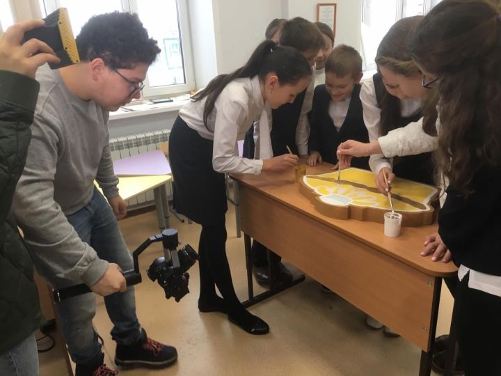 Дрожжановские учащиеся участвовали в республиканской акции «Наряди Президентскую ёлку»