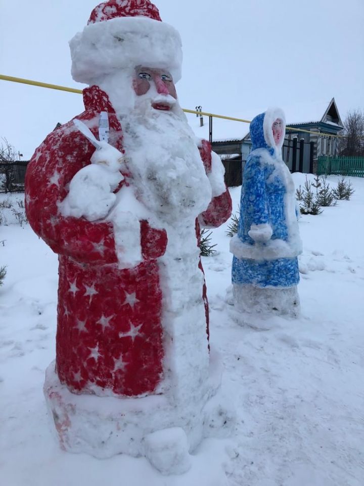 77-летний житель Дрожжановского района  сделал 2,5 метрового Деда Мороза и Снегурочку