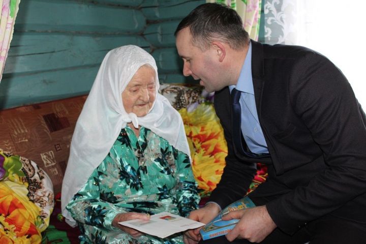 Жительницу села Татарские Шатрашаны Дрожжановского района поздравили с 90-летием