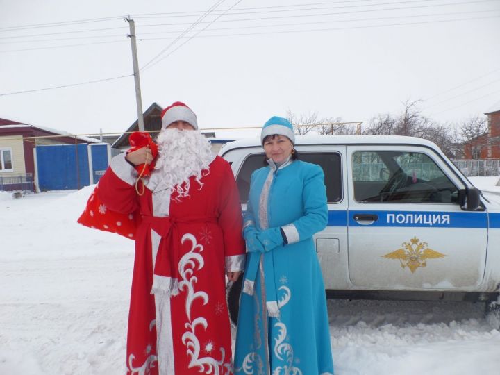 Полицейский Дед Мороз путешествует по селам, даря радость детям Дрожжановского района