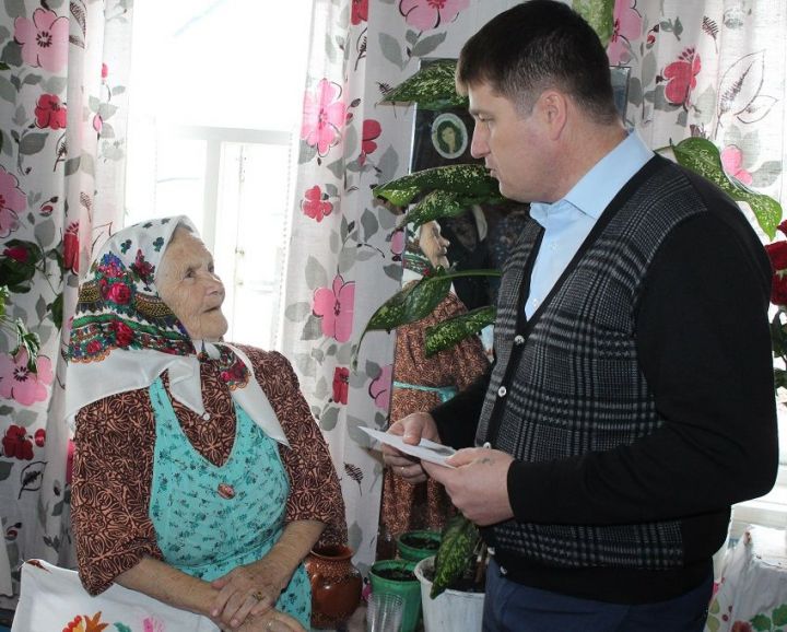 В Дрожжаном поздравили труженицу тыла с 90 - летием