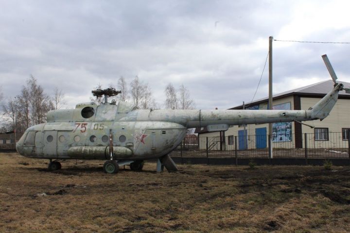 В Дрожжаном в парке  им. П.В.Дементьева "приземлился" военный вертолет Ми-8