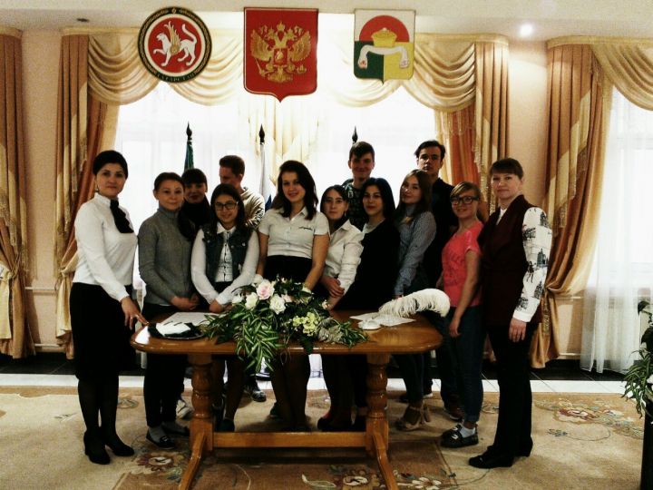 В рамках проекта "Крепкая семья" в отделе ЗАГС Дрожжановского района прошла встреча со студентами