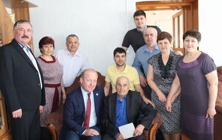 Руководитель Исполкома Марат Гафаров поздравил с  90-летием жителя села Чувашские Ишли