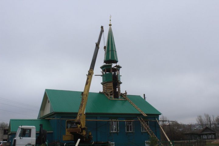 В селе Новое Дрожжаное после ремонта мечети подняли минарет с полумесяцем