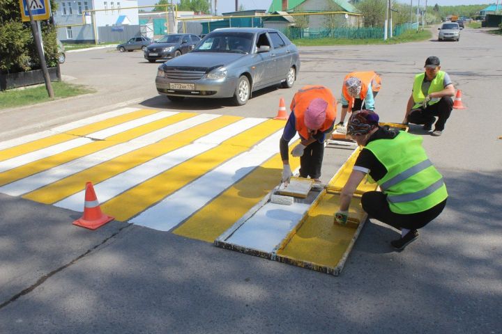 На улицах районного центра в Дрожжаном обновили дорожную разметку