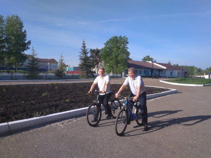 В Дрожжаном руководители приехали на  работу на велосипеде
