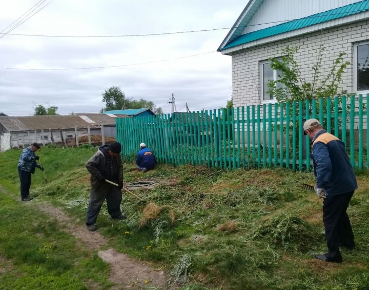 Иске Шәйморза урта мәктәбе ир-егетләре хезмәт ветеранына ярдәм иттеләр