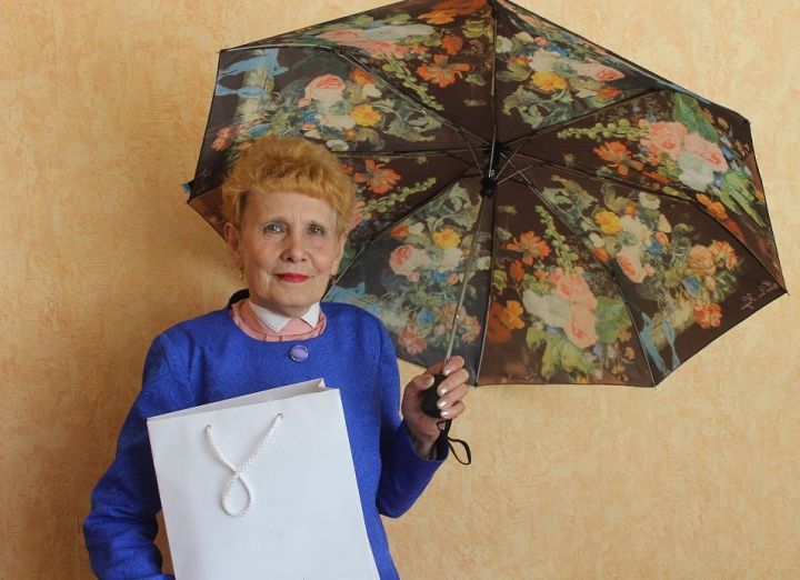 Мария Бушуева из Дрожжановского района в дождь будет ходить с зонтом от АО "ТАТМЕДИА"