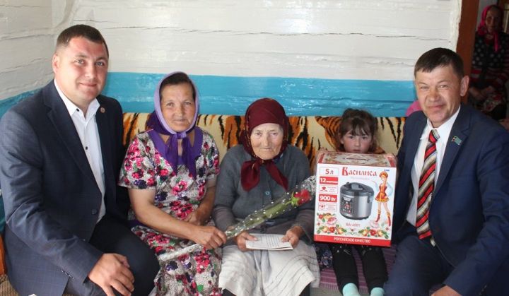 С 95-летием поздравили жительницу Дрожжановского района