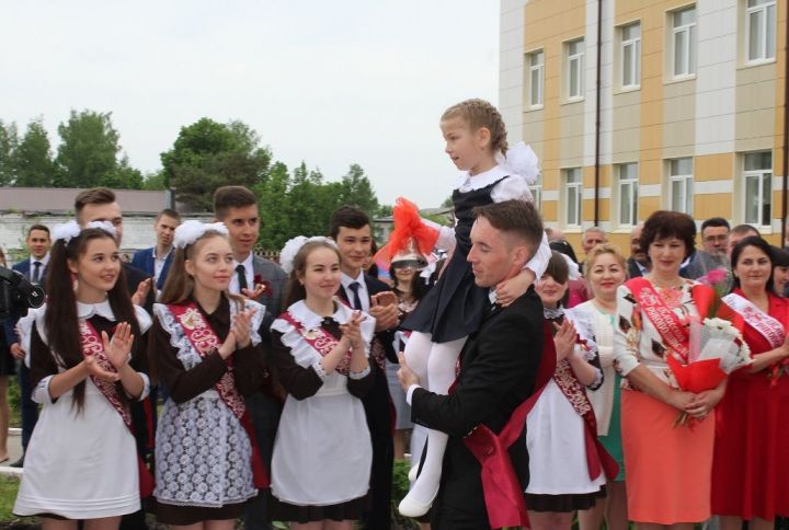 В школах Дрожжановского района прозвенел последний звонок
