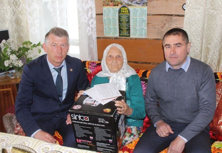 Жительницу  Дрожжановского  района поздравили с 90-летний датой
