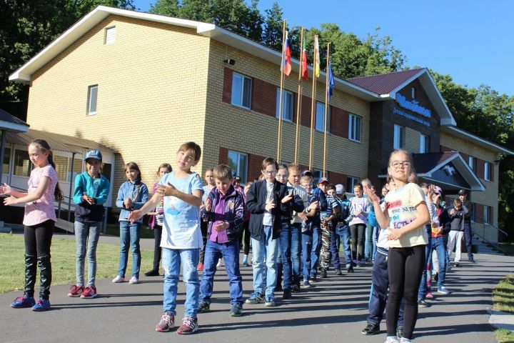 В Дрожжаном состоялось закрытие первой смены лагеря "Чайка"