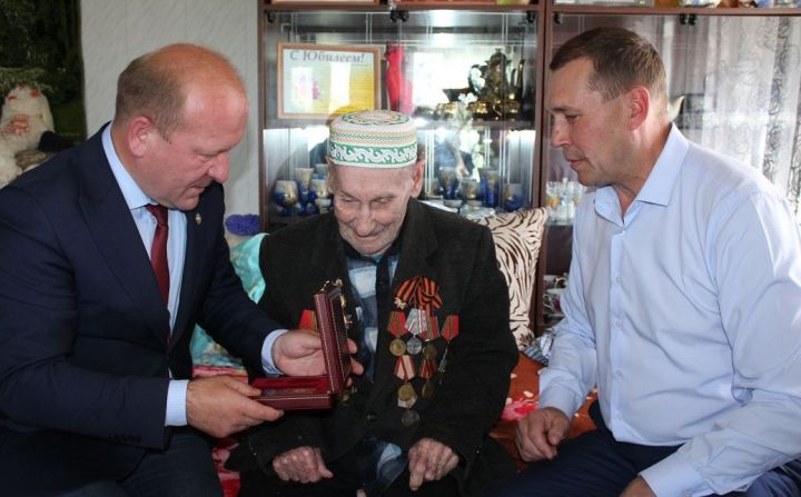 Марат Гафаров в День Памяти и Скорби вручил участникам войны медали «За доблестный труд»