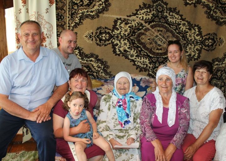 В Дрожжаном труженицу тыла Каюмову Миннебану  поздравили с 90-летием
