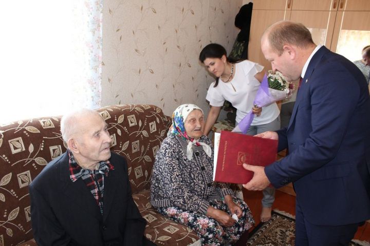 Марат Гафаров поздравил семью Шевелевых  из села Алешкин-Саплык  с Благодатной свадьбой