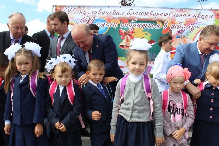 В Дрожжановском районе первоклашкам в торжественной обстановке вручили ранцы