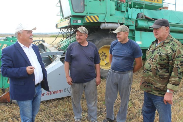 Глава КФХ Равиль Бикчуров рапортует о завершении уборки зерновых культур
