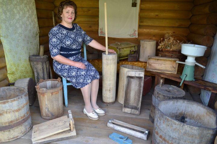 Гельсиня Чабаева подарила вещи отца и деда в дрожжановский краеведческий  музей
