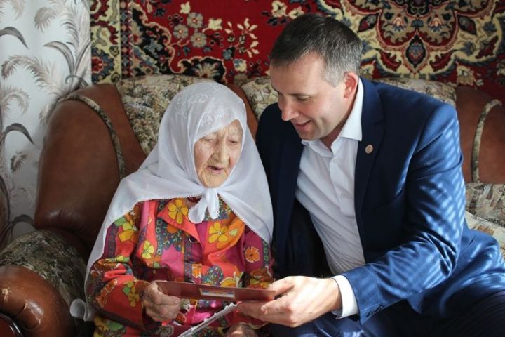Жительницу Дрожжановского района  поздравили с 95-летием