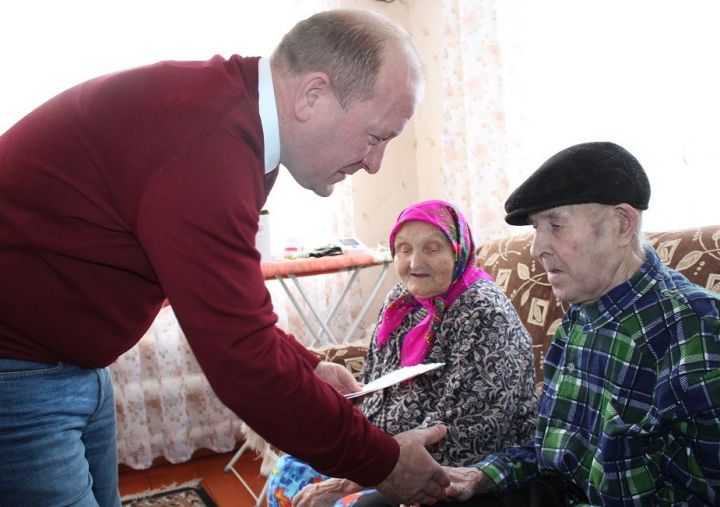 В первый день нового года Глава Дрожжановского района Марат Гафаров поздравил ветерана труда с 90 летием