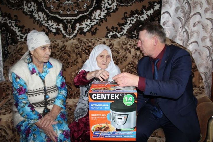 Жительницу Дрожжановского  района Асию Сайфутдинову поздравили с 90-летием