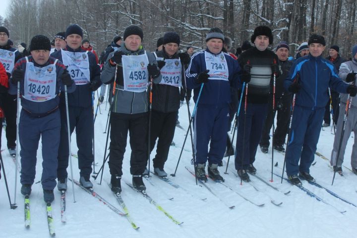 В Дрожжаном Глава района Марат Гафаров, руководители, главы СП, работники организаций встали на лыжи