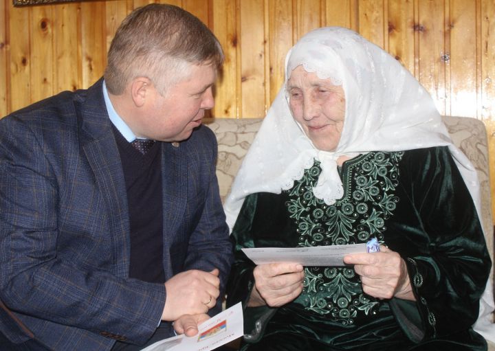 В Дрожжаном у труженицы тыла двойной юбилей: ей  исполнилось 90 лет, а её сыну-55