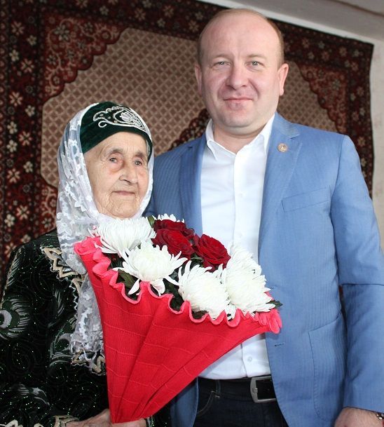 Глава Дрожжановского района Марат Гафаров посетил 90-летнюю труженицу тыла