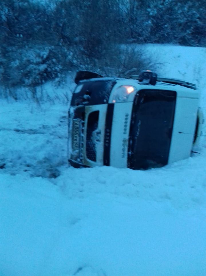 На трассе в Татарстане перевернулся автобус с 15 пассажирами