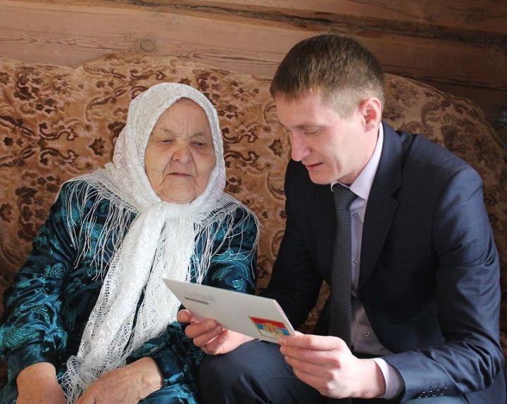Труженицу тыла в Дрожжаном поздравили с 90-летием