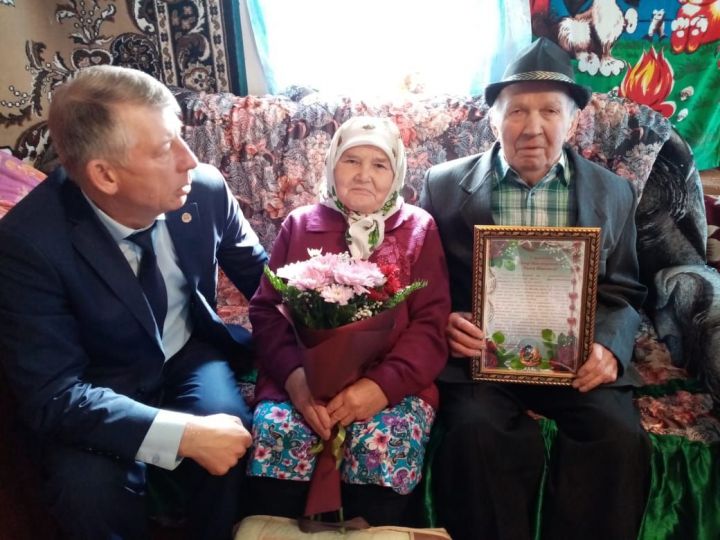 В Дрожжаном семью Ильиных  поздравили с 60-летием совместной жизни