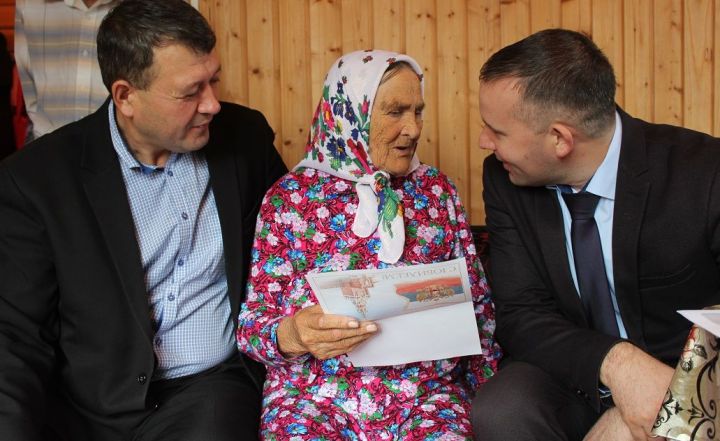 Жительницу Дрожжановского района Шамсеруй Садееву поздравили с 90-летием