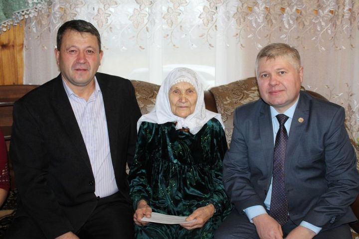 Түбән Каракитә авылында яшәүче  Шәмсебану Таҗетдин кызы Хисамованы 90 яшьлек юбилее белән котладылар
