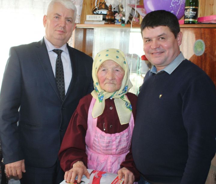 Труженицу тыла Дрожжановского района поздравили с юбилеем