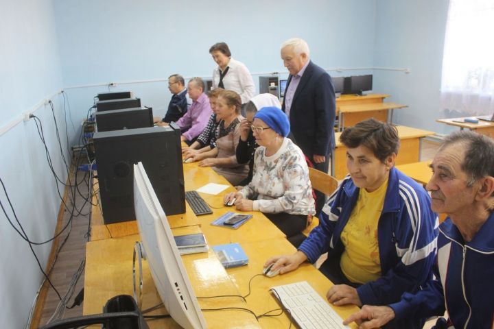 Дрожжановские пенсионеры обучаются компьютерной грамотности