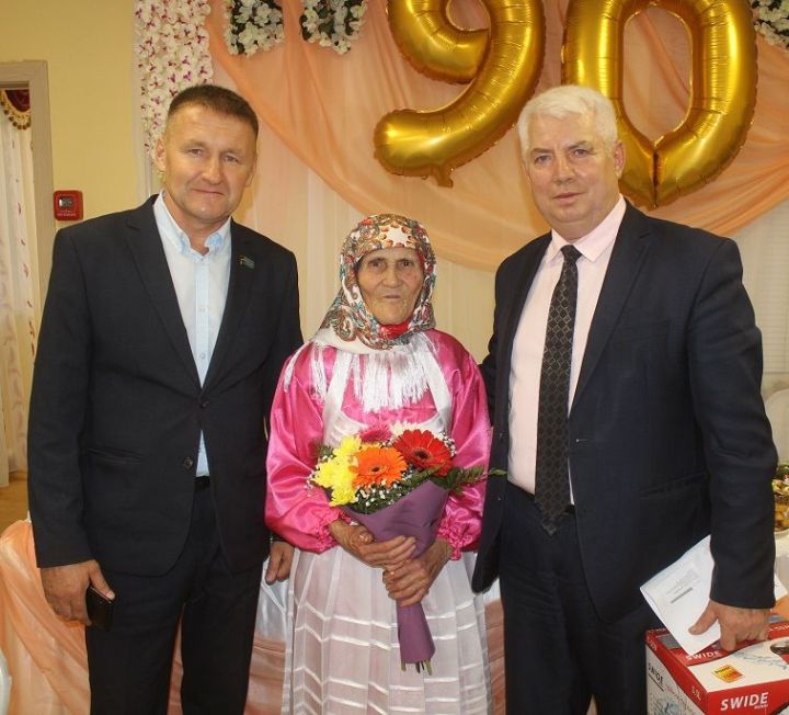 С 90-летним  юбилеем поздравили жительницу Дрожжановского района