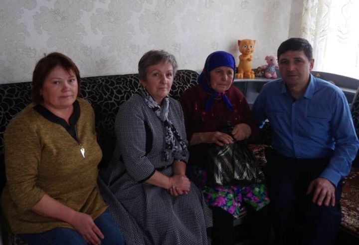 В Дрожжаном проживающую в приемной семье бабушку поздравили с Днем пожилых