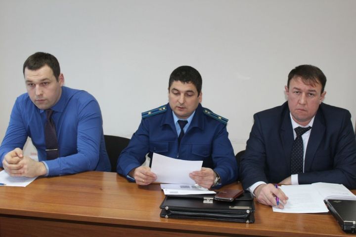 В Дрожжаном представители прокуратуры провели учебное совещание с директорами школ