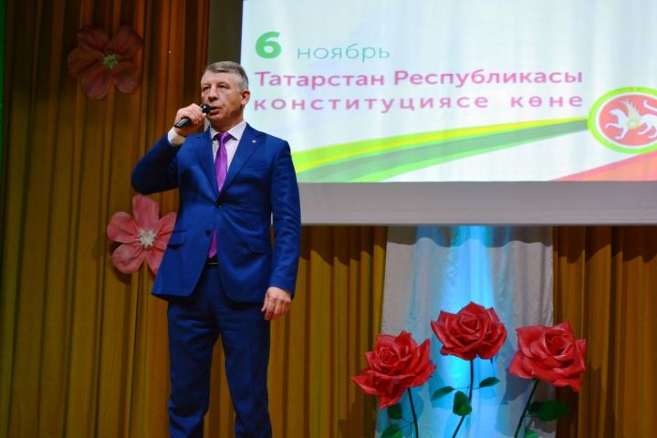 Ко Дню Народного Единства и Конституции РТ в Дрожжановском районе прошёл праздничный концерт