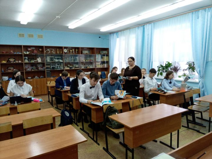 Дрожжановским школьникам вручили книжки о будущей пенсии