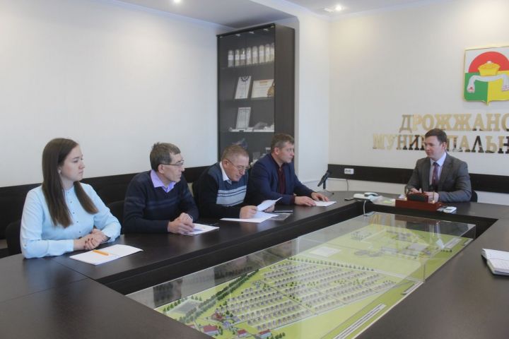 Начальник отдела контроля закупок  УФАС по РТ провёл приём граждан в Дрожжаном