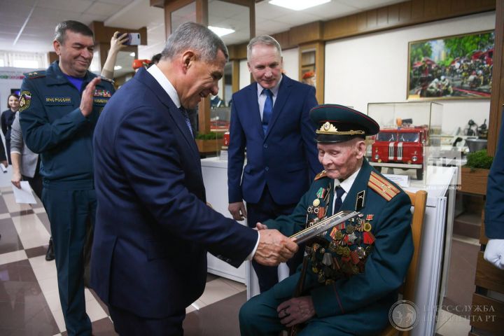 Президент РТ вручил Благодарность 100-летнему ​​​​​​​Фараху  Хайрутдинову
