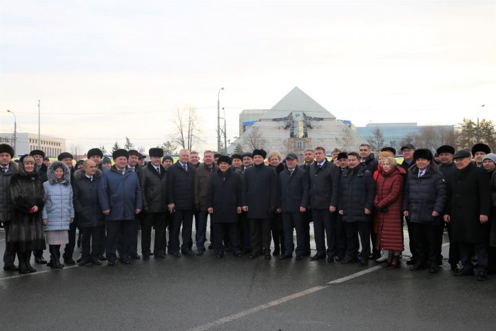 Президент РТ вручил ключи от нового школьного автобуса Дрожжановскому району